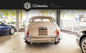 Jaguar MK II 18