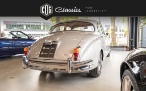 Jaguar MK II 22