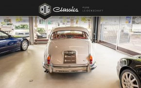 Jaguar MK II 17