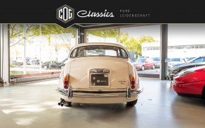 Jaguar MK II 25