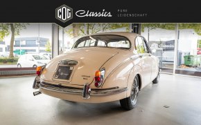 Jaguar MK II 30